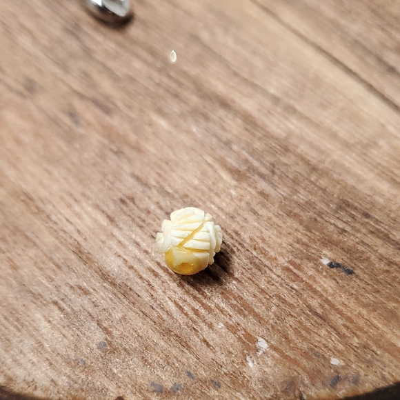 Cream and Yellow Carved Bead P278 - Picture 1 of 2